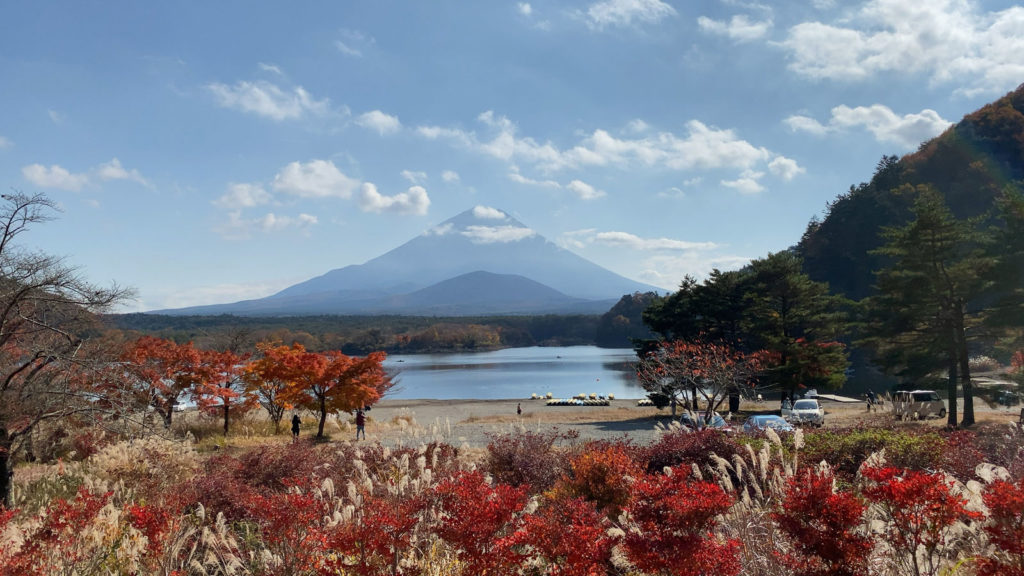 富士山の手前にある山が、まるで子供を抱いているように見える──と由来で「子抱き富士」