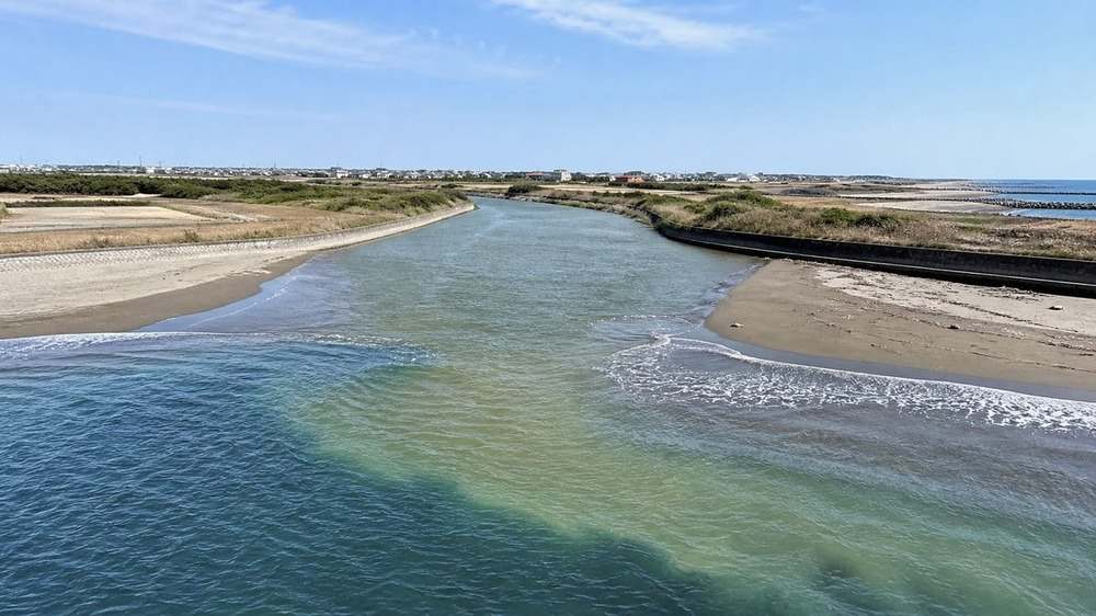 都市河川が遠州灘へ注ぐ河口の流れ出しと砂底の水色変化