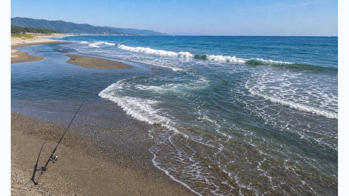 遠州灘サーフの地形と特性の要点をまとめた釣り攻略インフォグラフィック