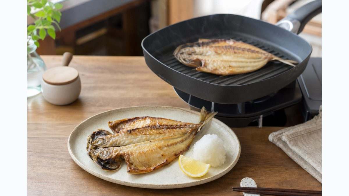 焼き上げたアジの開きとグリルパンの実写風イメージ