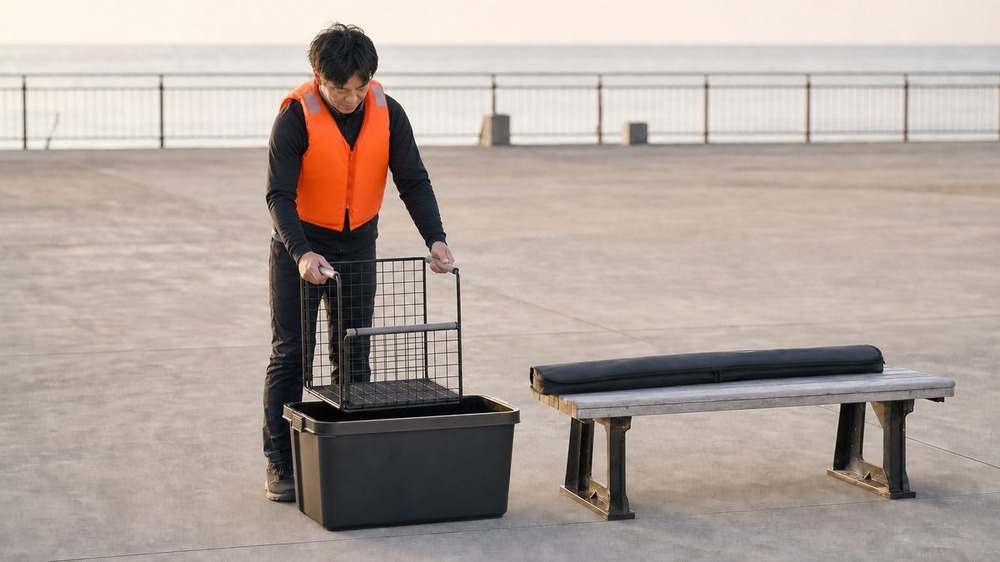 短時間利用を終えワイヤーネット製置き型を収納箱へ安全に片付けるアングラー