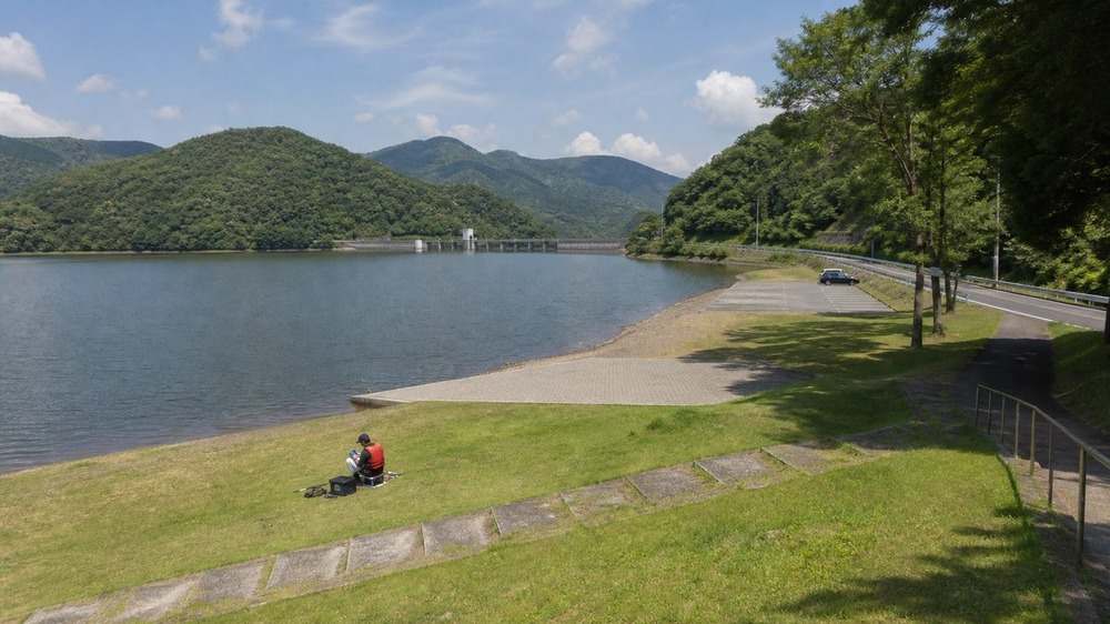 開けた船明ダム湖を望む公園側の安全な湖畔