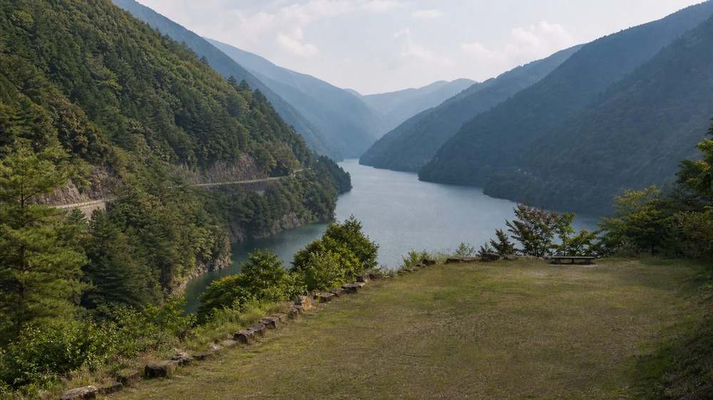 深い森林と山峡に細長く伸びる秋葉ダム湖