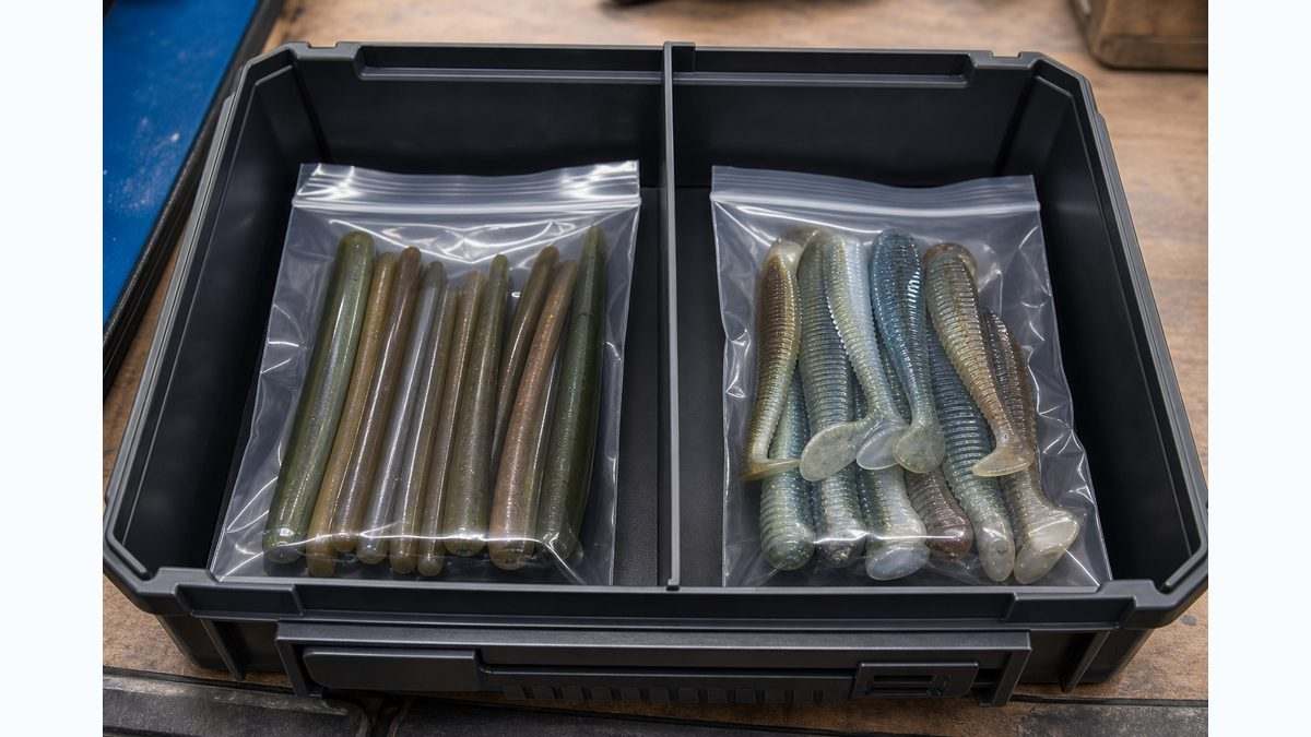 異なる素材のワームを袋と仕切りで分離した保管例
