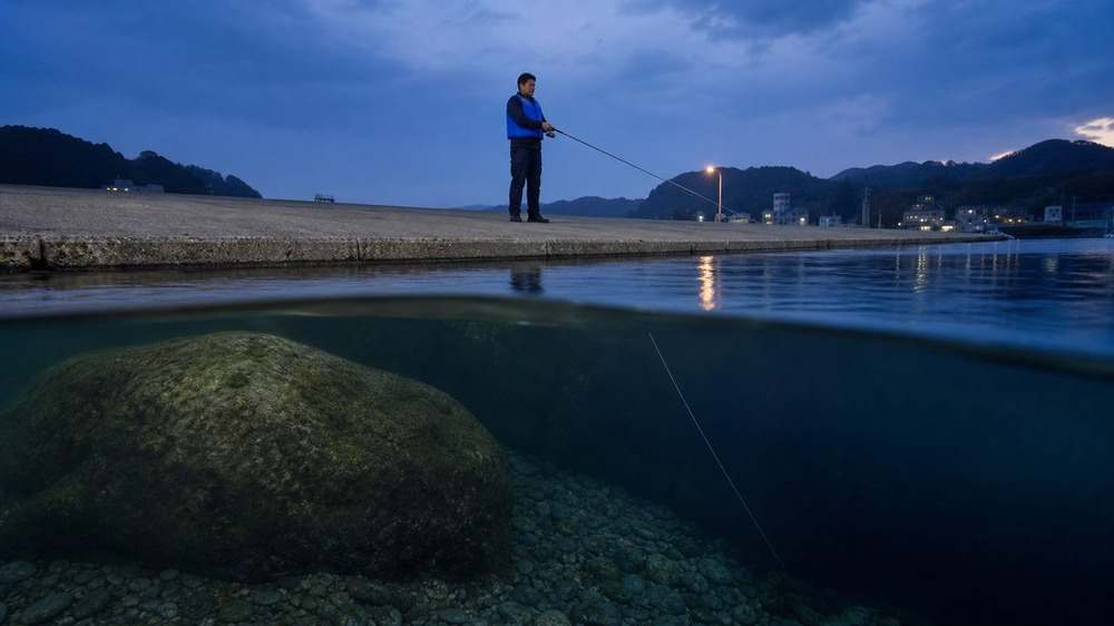 夜の湾内で岩礁際を狙う三陸のロックフィッシュ釣り