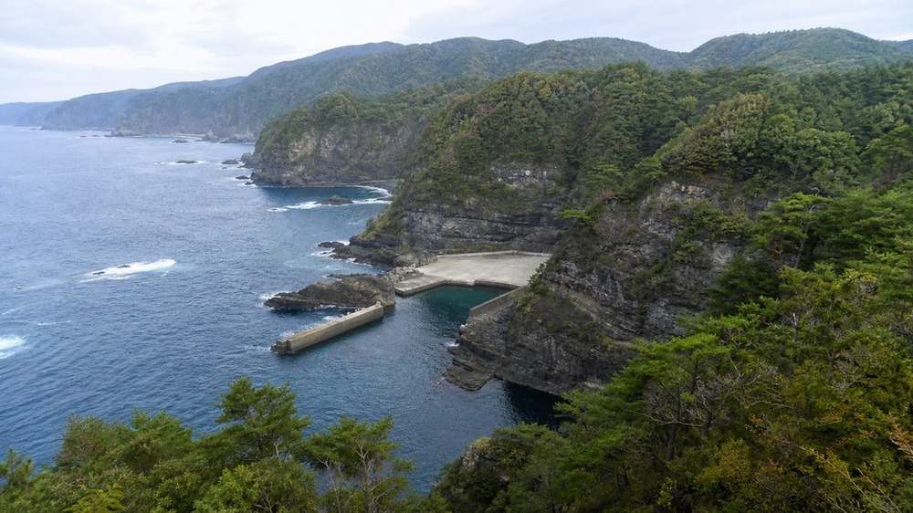 断崖と小さな湾が連なる岩手県北部の三陸海岸