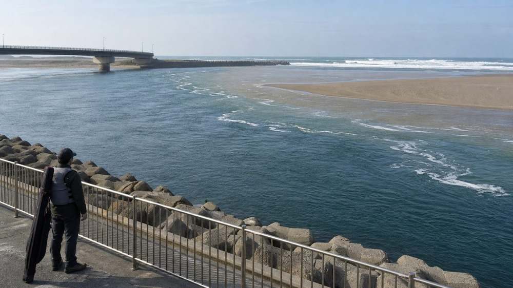 護岸際と流れの境目と砂州外側を一望できる河口の水域変化