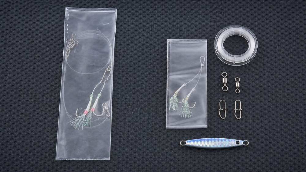 完成済みジグサビキと自作に使う整理された部品を作業台で見比べる様子