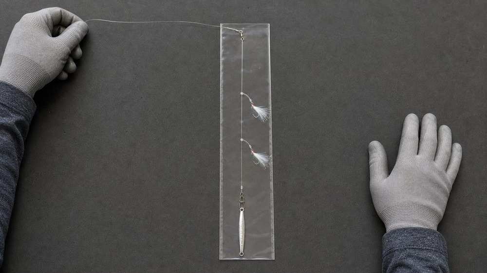 リーダーをジグサビキ上部のサルカン一カ所へ接続する保護手袋の手元