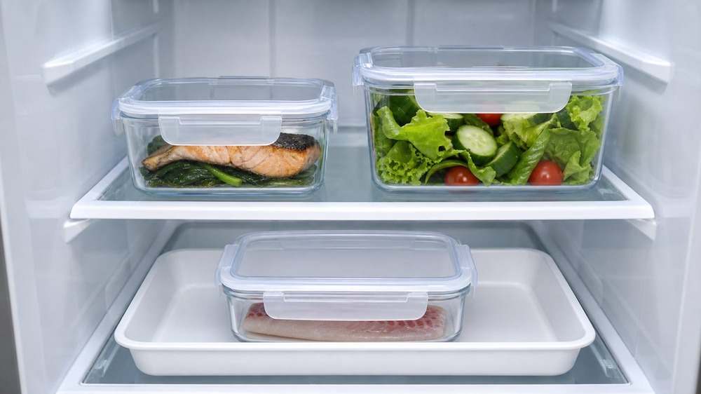 冷蔵庫の下段で生魚を密閉し加熱済み食品と分けて保管する例