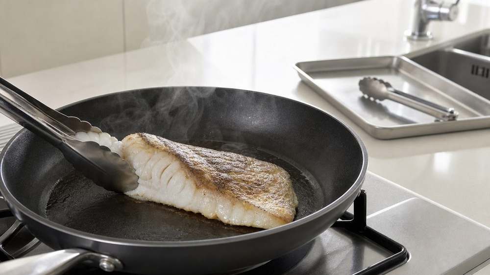魚を中心まで不透明でほぐれる状態に加熱し器具を分ける様子